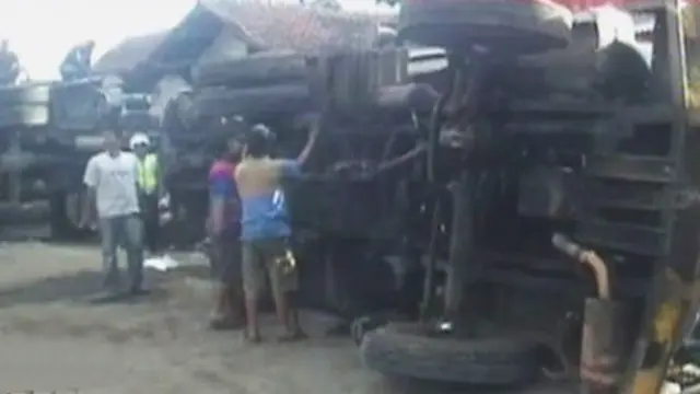 Pemotongan Jembatan Pasca Kecelakaan Beruntun Truk