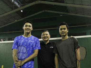 Pelatih tunggal putra Indonesia, Hendry Saputra, bersama Jonatan Christie dan Anthony Ginting foto bersama usai latihan di Pelatnas PBSI Cipayung, Jakarta, Selasa (9/7). Latihan ini persiapan jelang Indonesia Open 2019. (Bola.com/Vitalis Yogi Trisna)