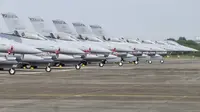 Jet tempur F-16V yang baru terlihat di pangkalan Angkatan Udara di Chiayi di barat daya Taiwan, Kamis (18/11/2021). Taiwan telah mengerahkan versi paling canggih dari jet tempur F-16 di Angkatan Udaranya. (AP Photo/Johnson Lai)