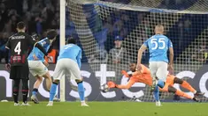 Kiper AC Milan, Mike Maignan menyelamatkan tembakan penalti gelandang Napoli, Khvicha Kvaratskhelia selama pertandingan leg kedua babak perempatfinal Liga Champions di stadion Diego Armando Maradona di Naples, Rabu, 19 April 2023. (AP Photo/Andrew Medichini)