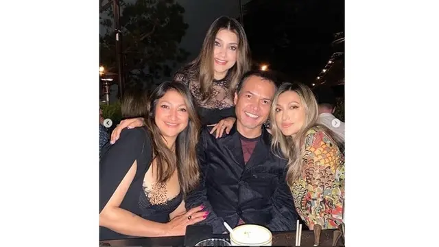 6 Potret Ulang Tahun Sarah Azhari di Amerika, Dirayakan Bareng Kakak dan Adik