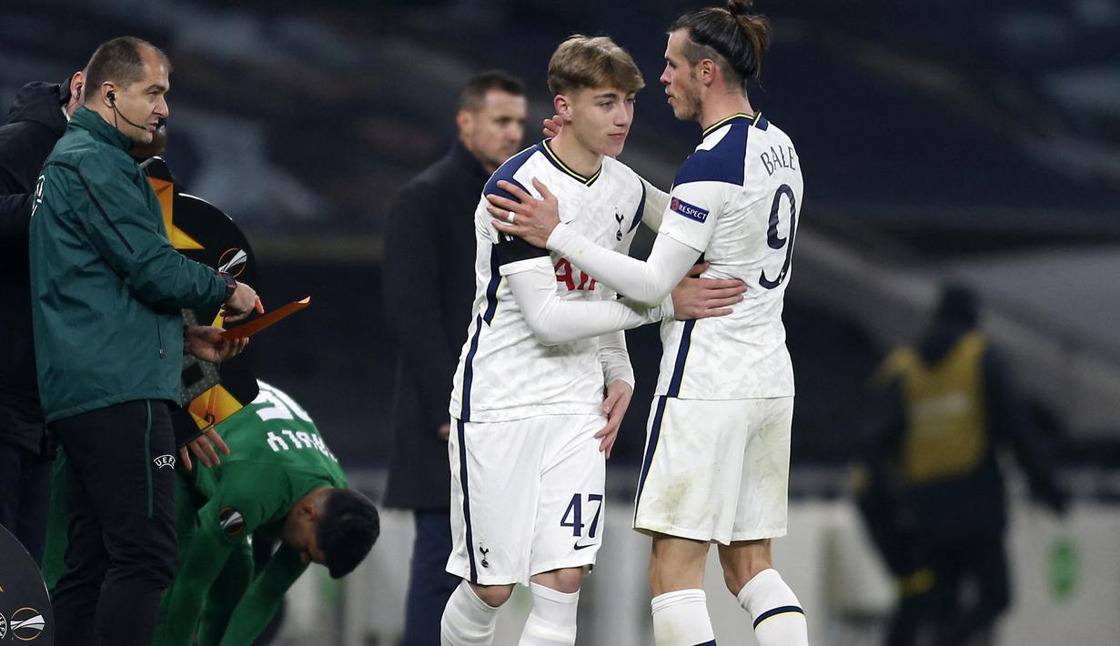 Gelandang Tottenham Hotspur Jack Clarke (kiri) memasuki lapangan menggantikan Gareth Bale pada laga Liga Inggris 20120/2021 di Tottenham Hotspur Stadium, London (26/11/2020). Jack Clarke didatangkan Tottenham Hotspur pada awal musim 2019/2020 dari Leeds United dengan nilai transfer 11 juta euro atau kini setara Rp183 miliar. Ia dilepas permanen ke Sunderland pada awal muism 2022/2023 setelah sempat dipijnjamkan ke beberapa klub di Liga Inggris. (AFP/Pool/Ian Kington)