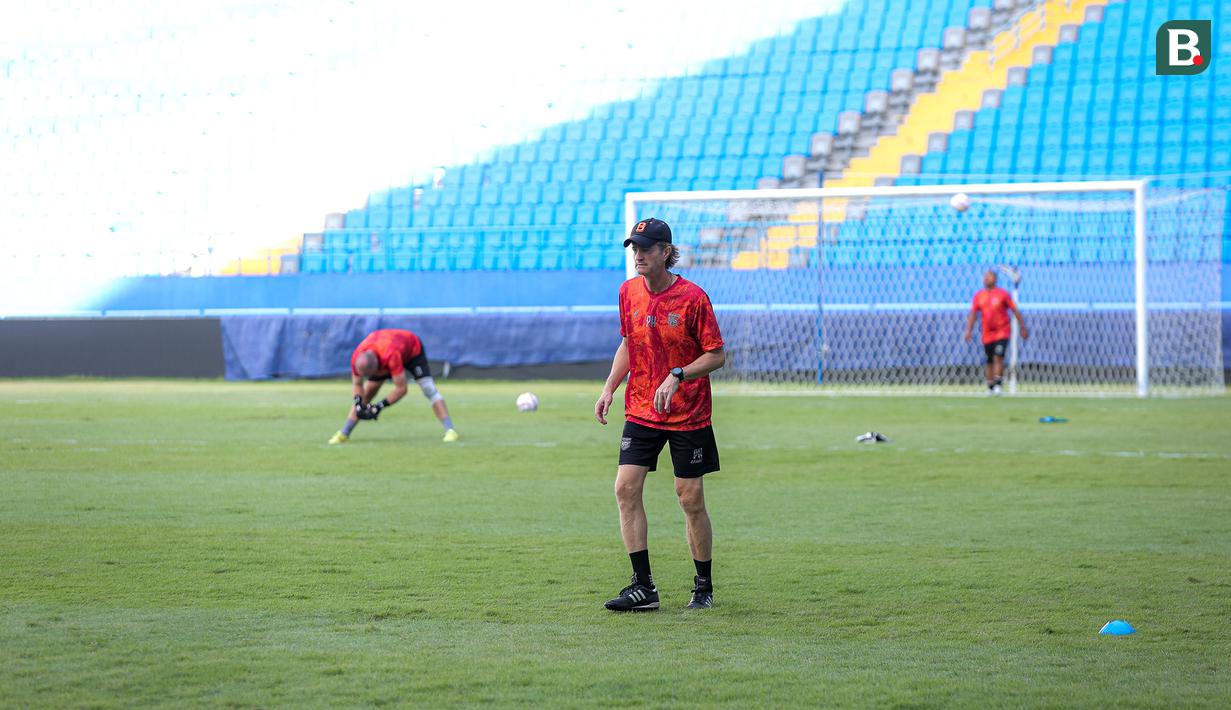 <p>Pelatih kepala Borneo FC, Peter Huistra memimpin latihan timnya saat sesi official training di Stadion Batakan, Balikpapan, Sabtu (18/5/2024) jelang laga leg kedua semifinal Championship Series BRI Liga 1 2023/2024 pada Minggu, 19 Mei 2024. (Bola.com/Bagaskara Lazuardi)</p>