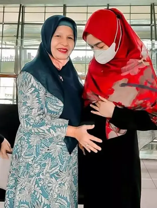 Ibunda Teuku Ryan tampak suportif terhadap Ricis dengan menyambut gembira kehamilan menantunya kala itu. Saling berkunjung, Ricis selalu menyempatkan quality time dengan Nyanyak, sapaan akrabnya untuk sang ibu mertuanya. (Liputan.com/IG/@teukuryantr)