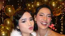 Fuji dan Erika Carlina tampil sama-sama cantik mengenakan outfit pesta yang blink-blink. Makeup bold dipadu dengan sequin dress masing-masing yang berkilauan. [Foto: Instagram/fuji_an]