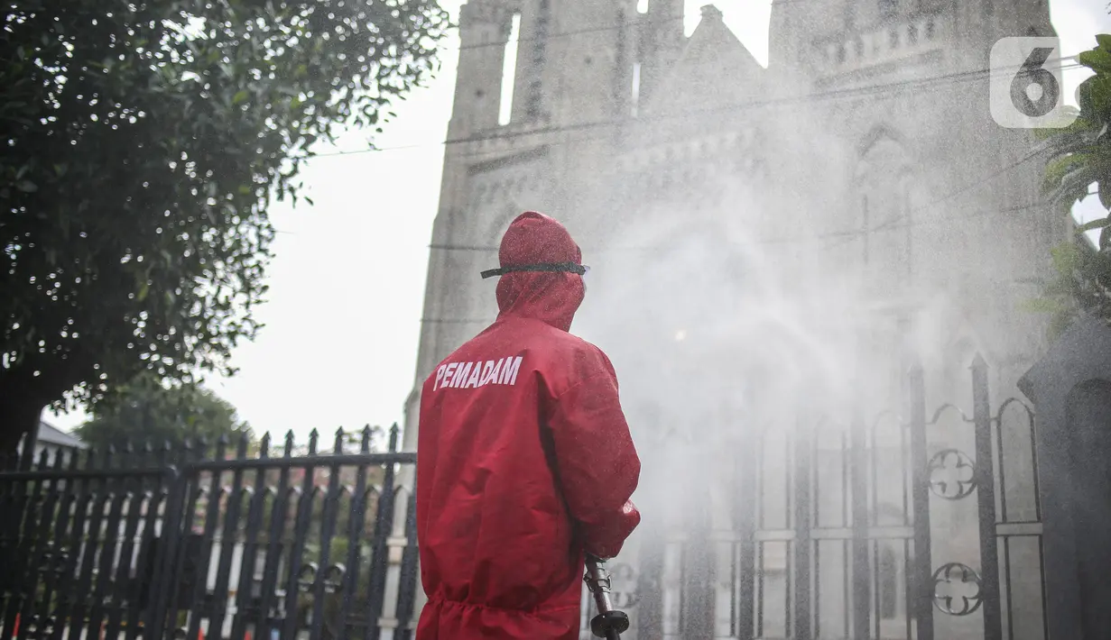 Dinas Penanggulangan Kebakaran dan Penyelamatan DKI melakukan penyemprotan disinfektan di Gereja Katedral, Jakarta, Rabu (3/6/2020). Langkah ini sebagai upaya preventif mendukung kebijakan pemerintah yang akan segera menerapkan kenormalan baru di tengah pandemi Covid-19. (Liputan6.com/Faizal Fanani)