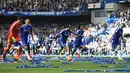 Penggawa Chelsea merayakan keberhasilan menjuarai Liga Premier Inggris musim ini, setelah terakhir kali direngkuh pada musim 2009/2010. (Reuters/Dylan Martinez)