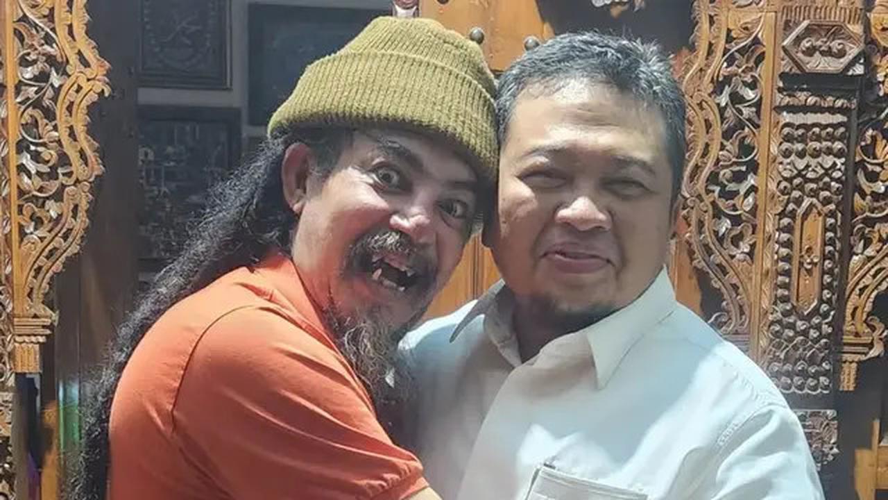 Intip Potret Limbad Pamer Gigi Taring yang Nyentrik, Ceritanya saat Umrah Viral