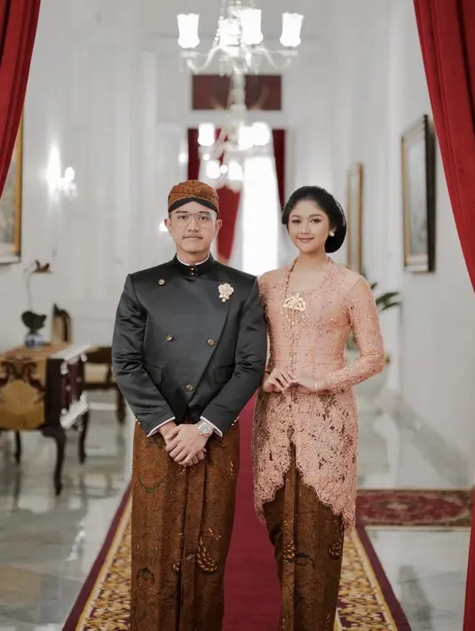 Bahkan saat mengisi kegiatan di istana, Erina juga kenakan kebaya sederhana dengan aksen brosch emas.  [Foto: Instagram/ Erina Gudono]