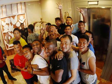 Pemain Sriwijaya FC bersantai di Hotel Bidakara jelang Final Piala Presiden 2015 melawan Persib, Minggu (18/10/2015). (Bola.com/Nicklas Hanoatubun)