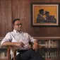 Anies Baswedan di rumah joglo dengan banyak tumpukan buku. (Dok: YouTube)