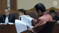 Terdakwa korupsi proyek e-KTP, Setya Novanto membaca nota pembelaan yang dibuat tim penasehat hukumnya pada sidang lanjutan di Pengadilan Tipikor, Jakarta, Jumat (13/4). Sidang mendengar pembacaan nota pembelaan terdakwa. (Liputan6.com/Helmi Fithriansyah)