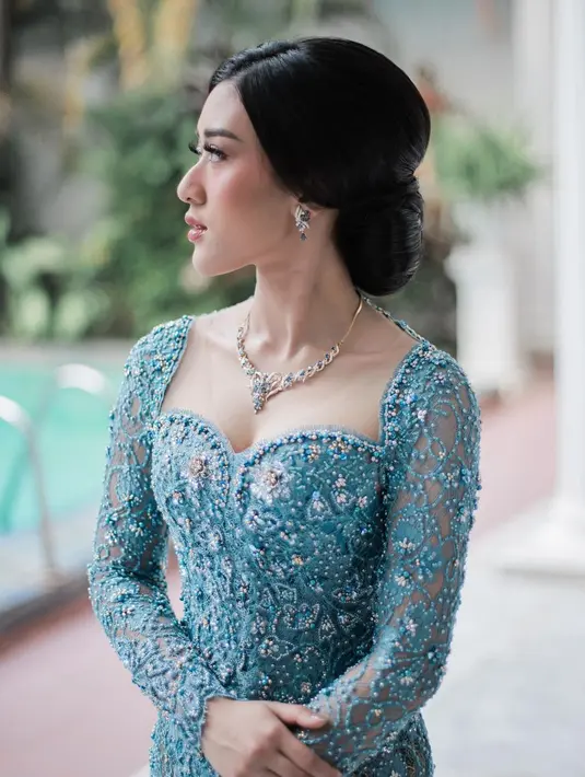 Kusuma Puteri tampil totalitas dengan tatanan rambut digulung dan menarik poninya ke satu sisi, bak pengantin Jawa. Makeup natural, namun memesona, dan aksesori berkilauan yang serasi menambah nuansa elegan dari penampilan Kusuma Puteri. Foto: Instagram.