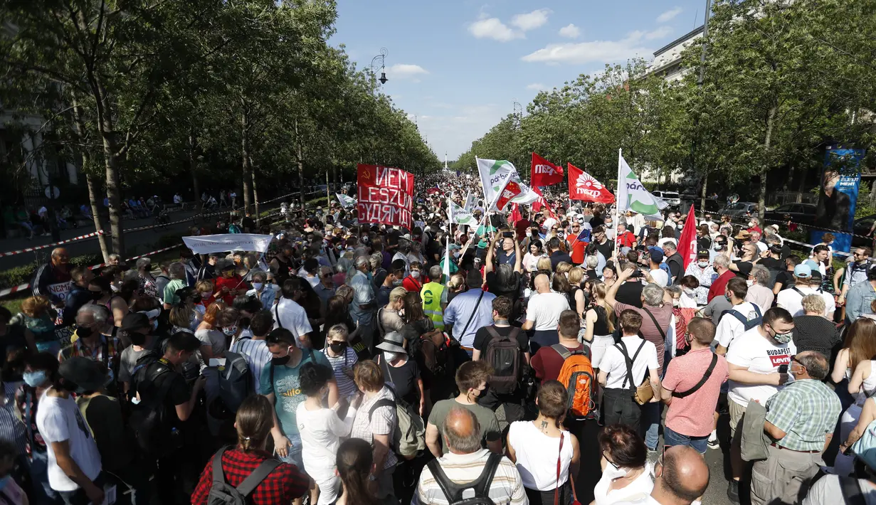 Para pengunjuk rasa berkumpul di pusat kota Budapest, Hongaria (5/6/2021). Ribuan orang di Hungaria mekakukan aksi protes menentang rencana pembangunan Universitas China di Budapest. (AP Photo/Laszlo Balogh)