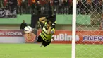 Kiper Persija, Andritany terbang menghalau bola pada laga Piala Jenderal Sudirman di Stadion Manahan, Solo, Selasa (15/12/2015). (Bola.com/Nicklas Hanoatubun)