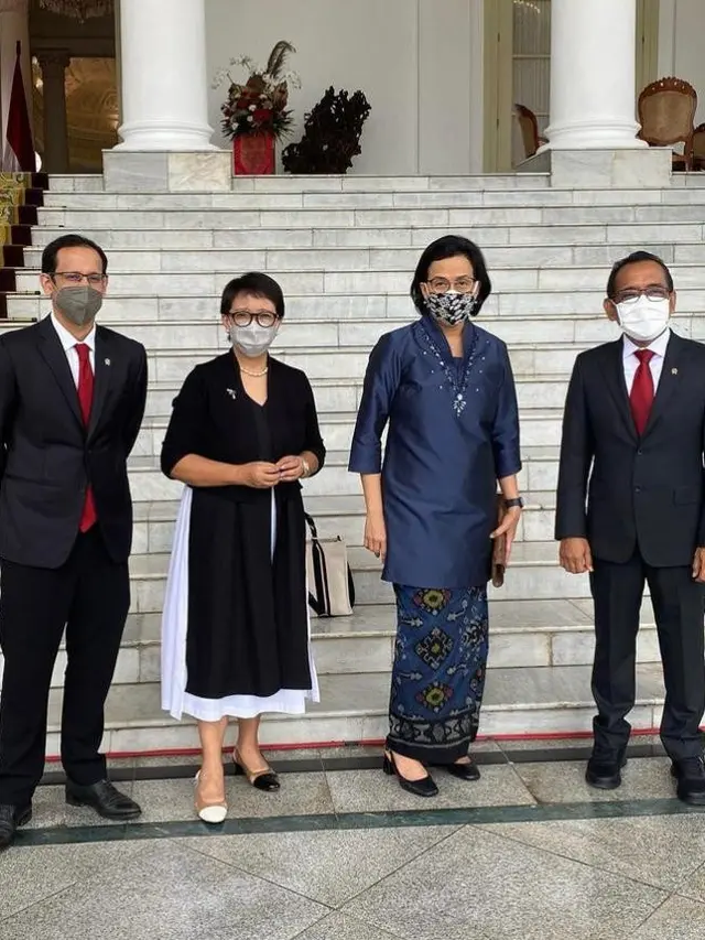 Gaya Menlu Retno Marsudi Pakai Sepatu Beda Warna saat Sambut PM Malaysia Tuai Pujian