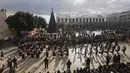 Pramuka Palestina berparade melalui Manger Square di Church of the Nativity, yang secara tradisional diyakini sebagai tempat kelahiran Yesus Kristus, selama perayaan Natal, di kota Betlehem, Tepi Barat, Jumat (24/12/2021). (AP Photo/Mahmoud Illean)