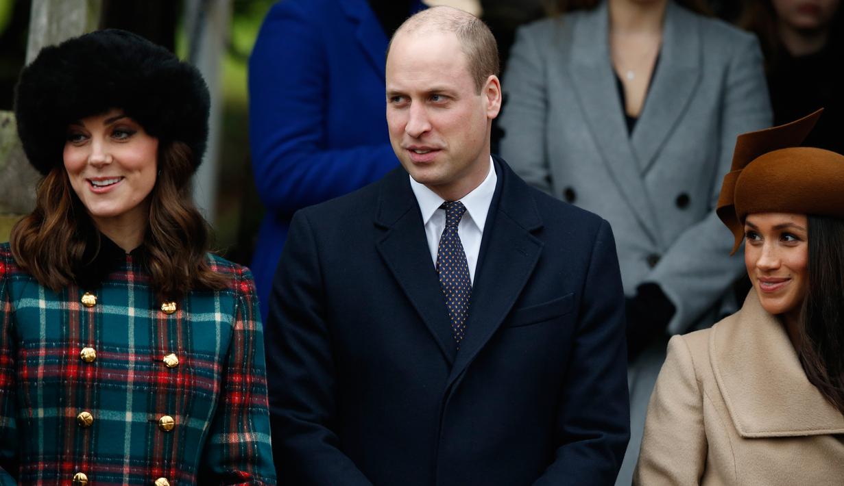 Pangeran William bersama Kate Middleton dan Meghan Markle menghadiri tradisi pelayanan gereja di hari Natal Kerajaan Inggris di Sandringham, Senin (25/12). Dalam acara tersebut, Pangeran Harry mengajak tunangannya, Meghan Markle. (AP/Alastair Grant)