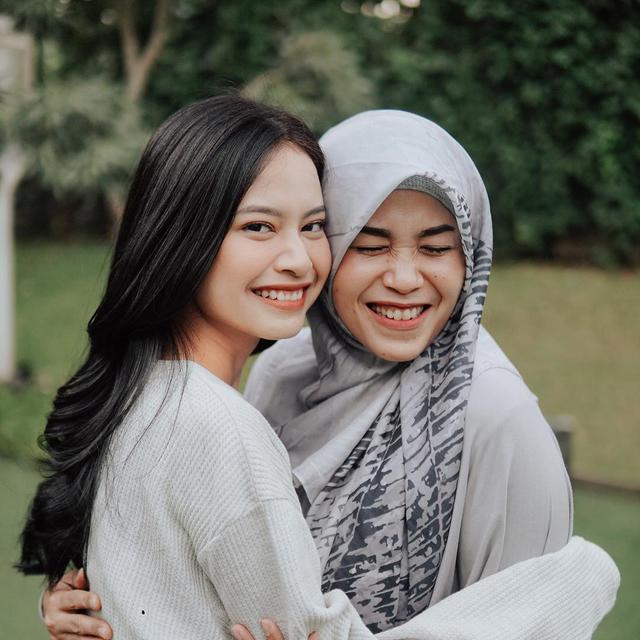 Sering Dikira Kakak, Ini 6 Kebersamaan Hanggini dan Ibunda yang Jarang Tersorot