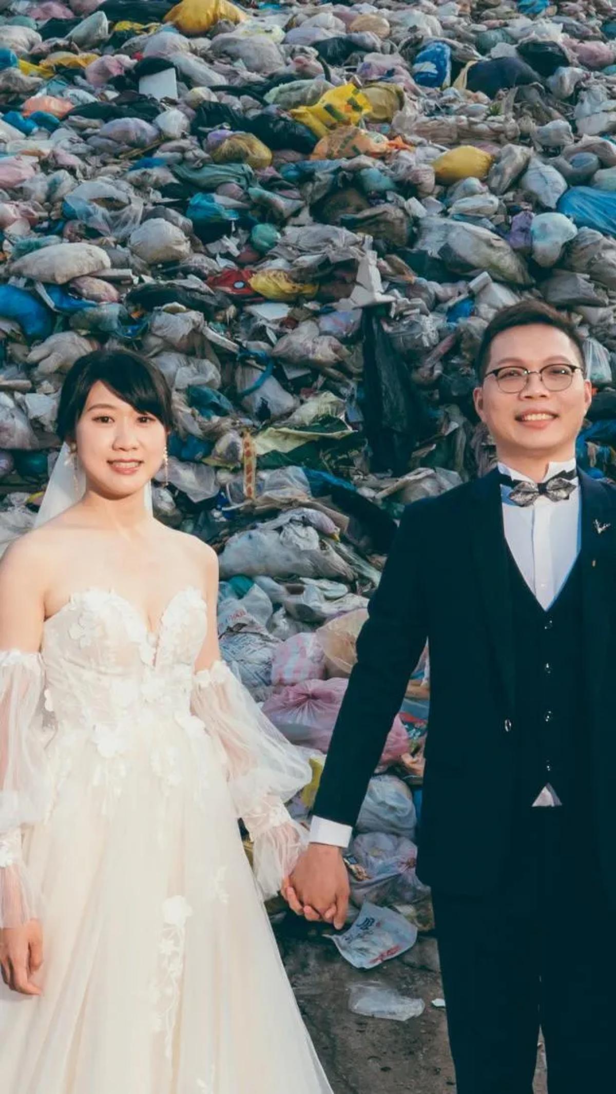 Foto itu diambil pada 14 Oktober 2023 dan dirilis oleh Owen Kang pada 20 Oktober 2023. Dalam foto itu memperlihatkan Iris Hsueh dan tunangannya Ian Ciou berpose dengan latar belakang sampah.<br>