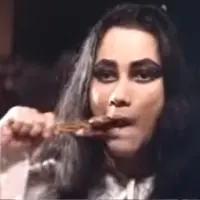 Adegan Suzzanna makan sate di film Sundel Bolong (1981). (dok. YouTube)