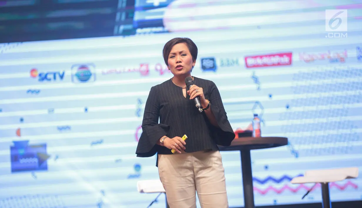 Direktur Progamming SCM Harsiwi Achmad membagi informasi tentang Emtek Group kepada peserta dalam EGTC 2018 di Universitas Kristen Petra Surabaya, Jawa Timur, Rabu (14/11). EGTC 2018 ini diadakan 13-15 Oktober 2018. (Liputan6.com/Faizal Fanani)