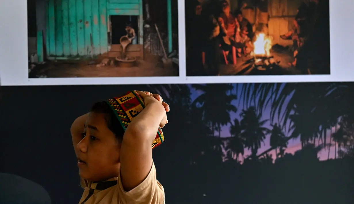 Pengunjung melihat karya pameran foto jurnalistik Prahara Pulau Emas di Museum Tsunami Aceh, Banda Aceh, Aceh, Sabtu, 8 Agustus 2026. (AFP/ Chaideer Mahyuddin)