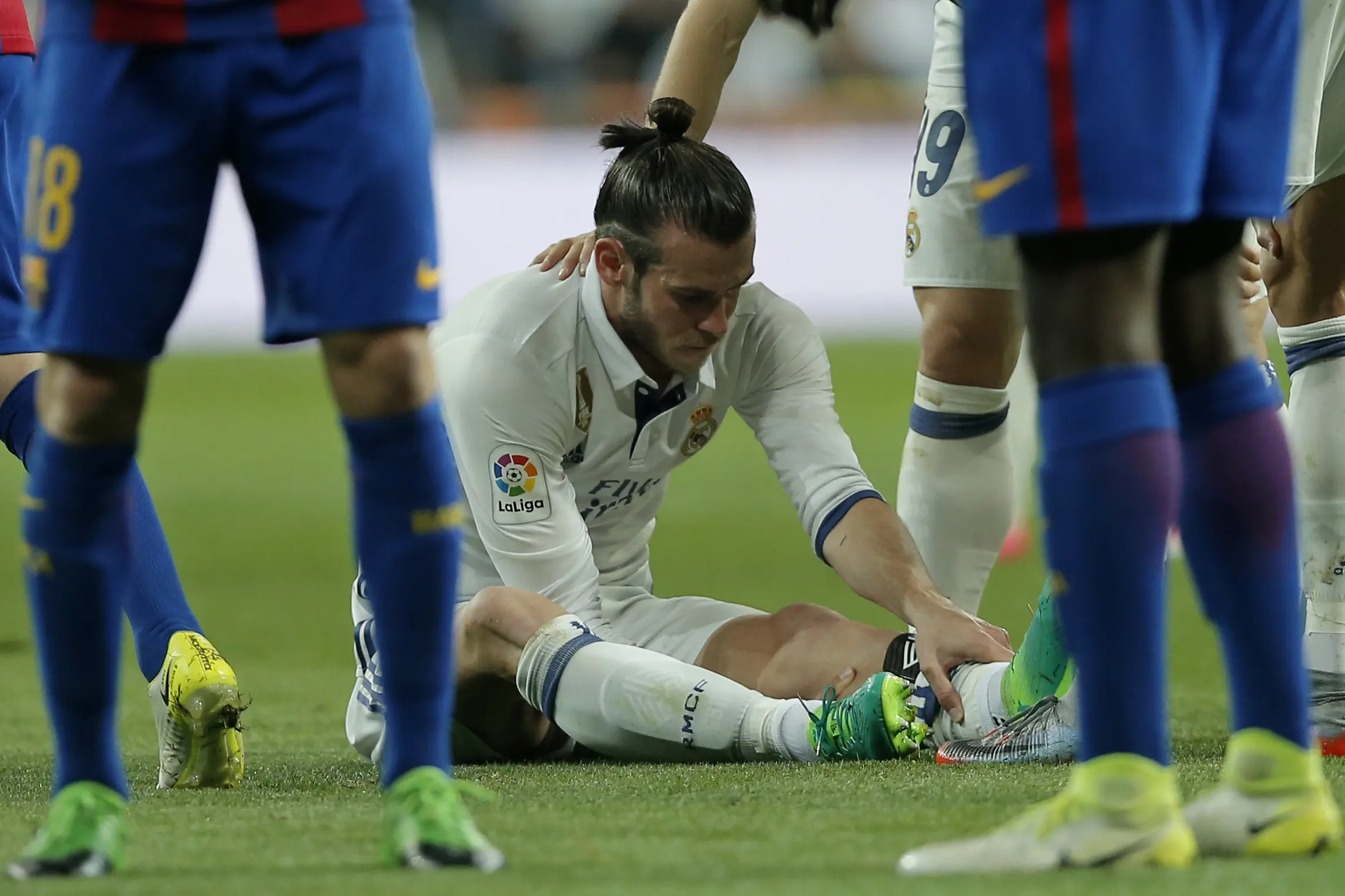 Winger Real Madrid Gareth Bale terkena cedera betis pada el clasico melawan Barcelona di Estadio Santiago Bernabeu, Senin (24/4/2017) dinihari WIB. (AP Photo/Daniel Ochoa de Olza)