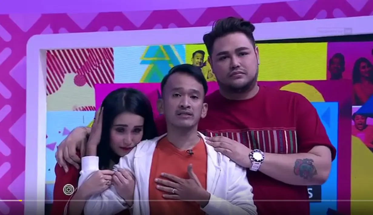 Ayu tak kuasa menahan air matanya ketika perancang busana dan presenter tersebut memberikan dukungannya. Dewi Perssik yang baru datang, langsung mengusap air mata Ayu yang mulai meleleh. (dok.youtube/trans tv official)