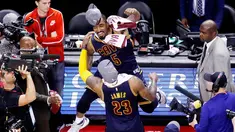 LeBron James #23 dan J.R. Smith #5 omerayakan keberhasilan timnya lolos ke Final NBA usai memenangi laga melawan Raptors 113-87 pada final wilayah timur NBA Playoffs 2016 di Air Canada Centrer (27/5/2016). (Mark Blinch/Getty Images/AFP)