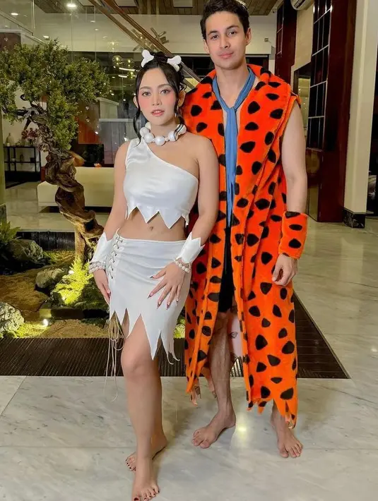 Rachel Vennya yang hadir bersama kekasih cosplay ala Wilma Flintstone. [@rachelvennya]