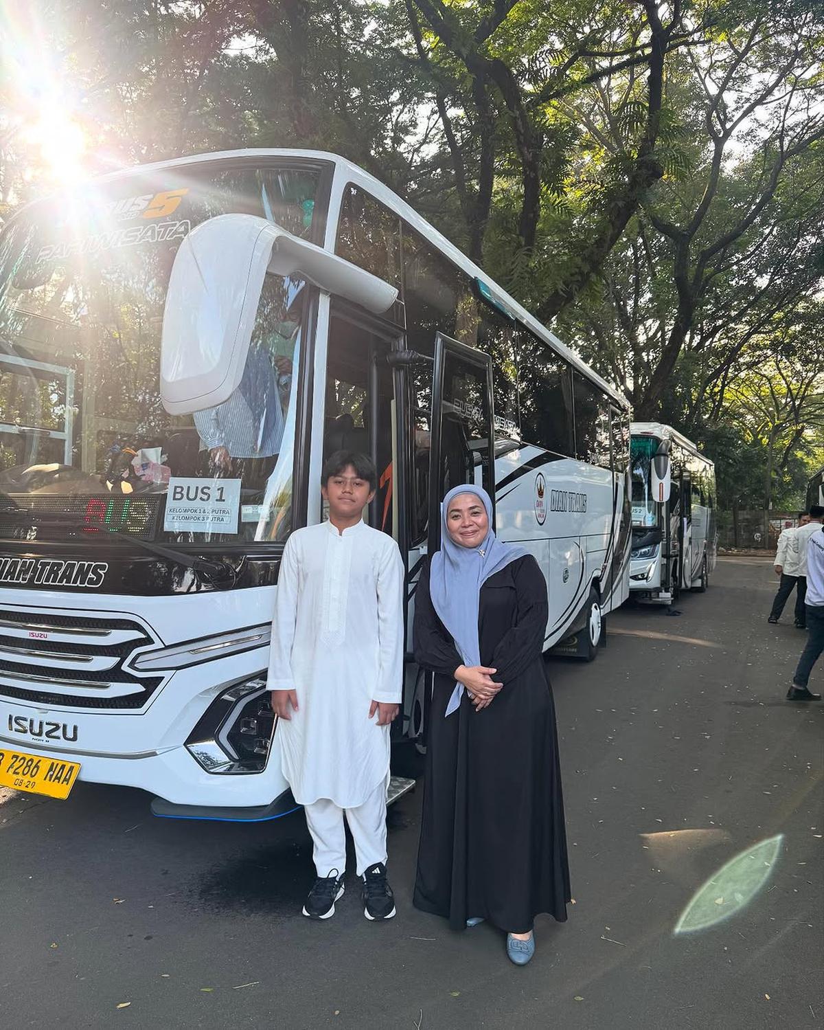 2 Potret Muzdalifah Antar Anak Ikut Pesantren Kilat, Berharap Makin Rajin Ibadah dan Mandiri