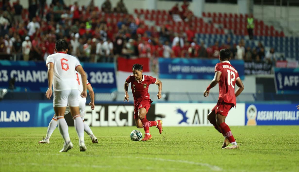 Gelandang Timnas Indonesia U-23,  Beckham Putra membawa bola saat bertanding melawan Vietnam pada pertandingan Final Piala AFF U-23 di Rayong Stadium, Thailand, Sabtu (26/8/2023). (Foto: Dok.PSSI)