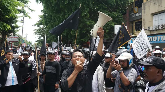 Aksi Demo Pembakaran Bendera Tauhid