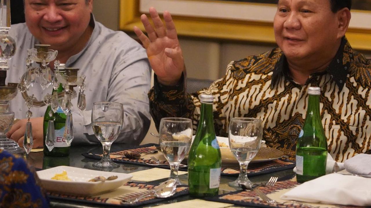 Saat menghadiri open house di Kediaman Airlangga Hartarto, Prabowo terlihat mengenakan baju batik lengan panjang warna coklat.<br>