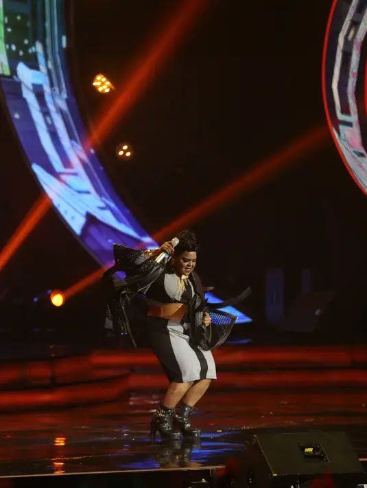 "Lagu ini kurang bisa menonjolkan Joan, karena notnya di situ-situ terus. Kalau untuk sebuah tontonan memang menghibur," kata Ari Lasso. (Nurwahyunan/Bintang.com)