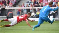 Gelandang Bayern Munchen, Joshua Kimmich (kiri) berusaha menyundul bola saat laga kontra FC Koeln, di Stadion Allianz Arena (1/10/2016). Kimmich menyebut Bayern Munchen memiliki strategi yang membuat FC Hollywood lebih seimbang saat bertahan dan menyerang