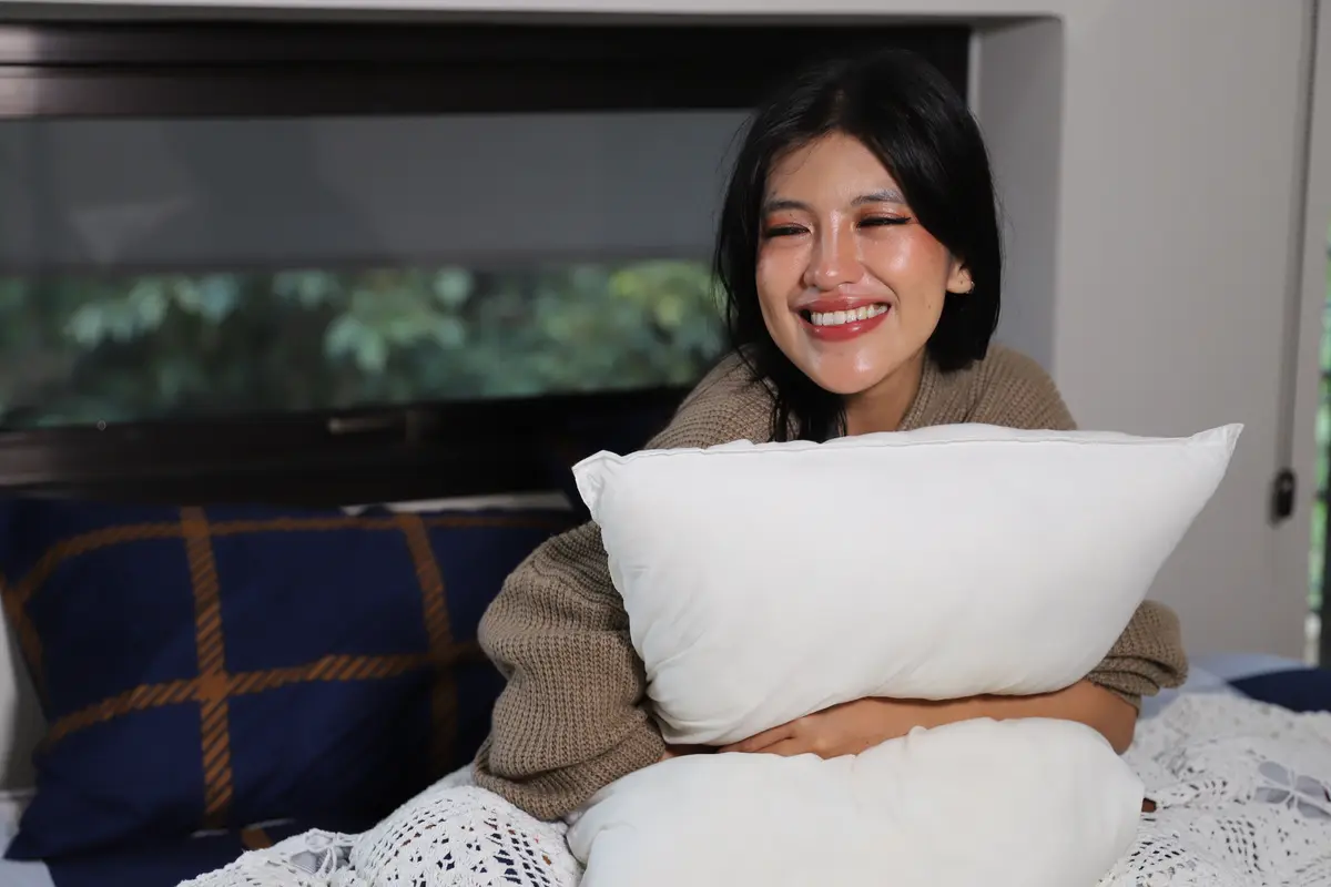 wanita desember tersenyum tampak bahagia