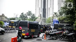 Sejumlah motor disiapkan untuk pengamanan terkait pemeriksaan Rizieq Shihab di Polda Metro Jaya, Jakarta, Senin (7/12/2020).  Habib Rizieq akan diperiksa sebagai saksi terkait kasus kerumunan di Petamburan, Jakarta Pusat. (Liputan6.com/Faizal Fanani)