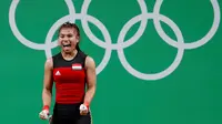 Ekspresi Sri Wahyuni Agustiani saat berhasil mengangkat beban di kelas 48 kilogram pada Olimpiade 2016, Brasil, Minggu (7/8). Sri menyumbang medali perak untuk Indonesia setelah sukses mengangkat beban dengan total 192 kilogram. (REUTERS)