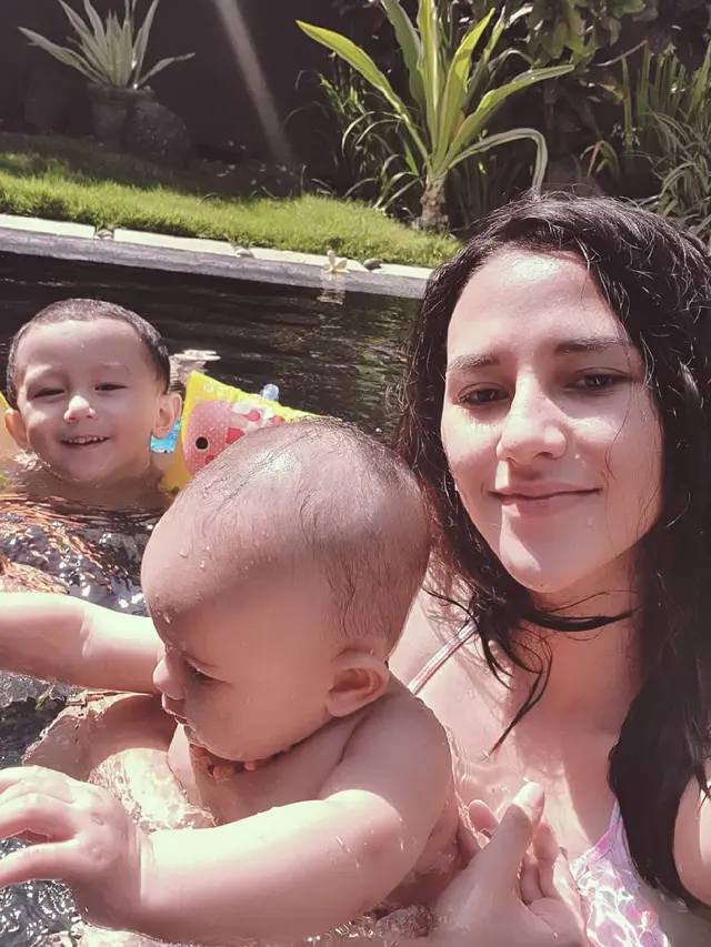 Hamil Anak Ketiga, Ini 6 Potret Dahlia Poland Momong Kedua Buah Hatinya