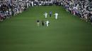 Pegolf Austria, Sepp Straka, Phil Mickelson, dan Tony Finau berjalan menuju ke lubang pertama pada putaran pertama turnamen golf Masters di Augusta National Golf Club, Agusta, Georgia, Kamis (11/04/2024). (AP Photo/Matt Slocum)