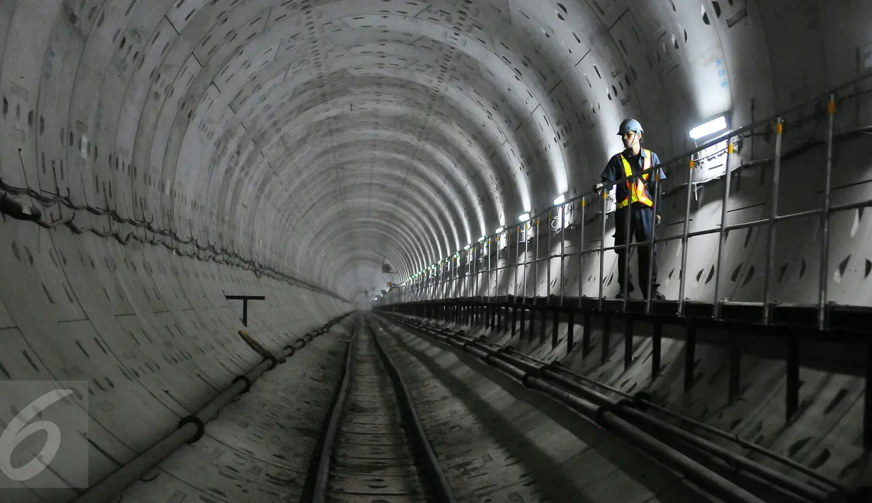 Seorang pekerja memantau proyek pembangunan MRT di Jakarta, Rabu (14/12). PT MRT Jakarta‎ berencana mengajukan tambahan pendanaan dari Pemerintah Jepang melalui Japan International Cooperation Agency (JICA). (Liputan6.com/Angga Yuniar)