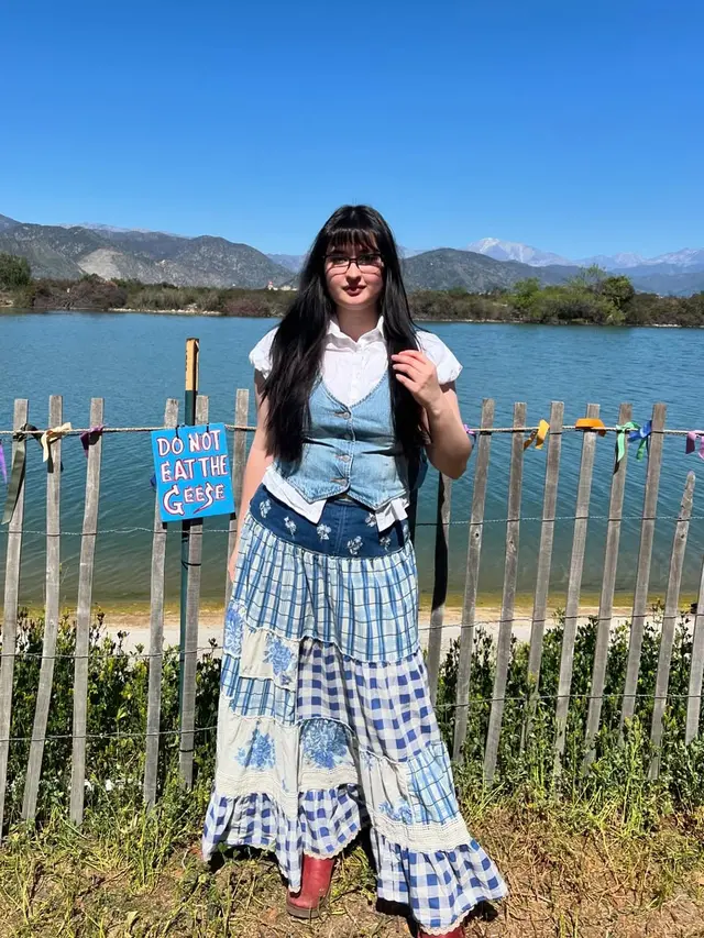 6 Inspirasi Outfit Stephanie Poetri Pakai Rok, Kasual hingga Edgy