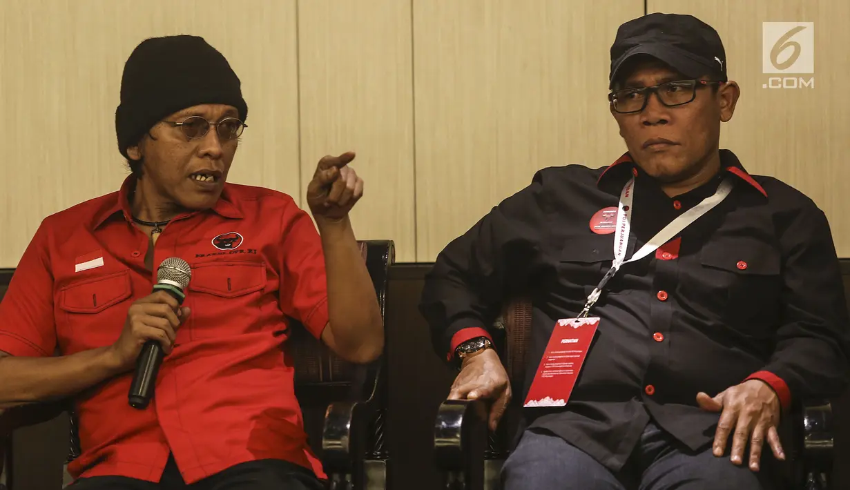 Politikus PDI Perjuangan Adian Napitupulu bersama Masinton Pasaribu menjadi pembicara dalam serial diskusi dalam rangkaian Kongres PDI P ke V di Bali, Jumat (9/8/2019). Adian tampil santai mengenakan kupluk hitam, sementera Masinton memakai topi hitam dan sepatu sneakers. (Liputan6.com/Johan Tallo)