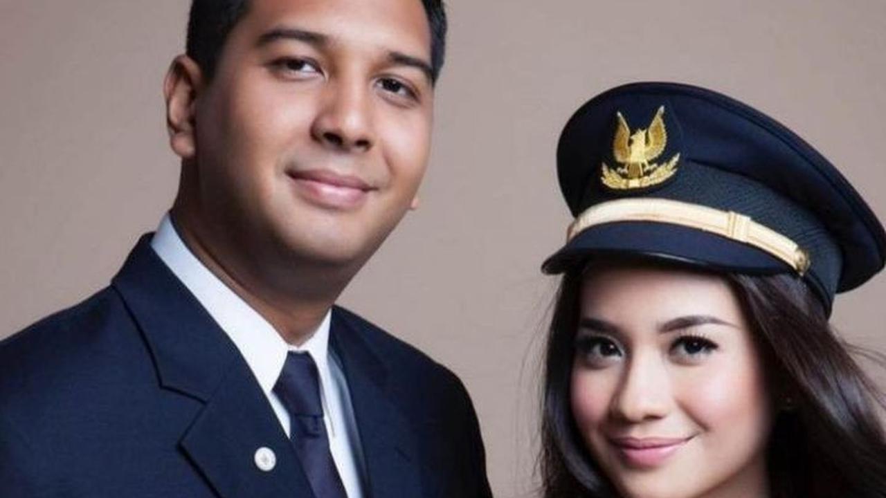 Keenam, Christie Julia dan David Dodds
