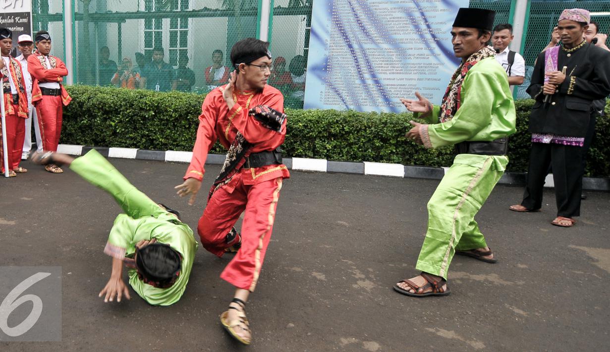 Jawara palang pintu beraksi saat menyambut kedatangan Menkumham Yasona Laoly di Lapas Klas IIA Cipinang, Jakarta, Senin (15/8). Kedatangan Yasonna untuk membuka peringatan  HUT RI ke-71 di Lapas Cipinang. (Liputan6.com/Yoppy Renato)