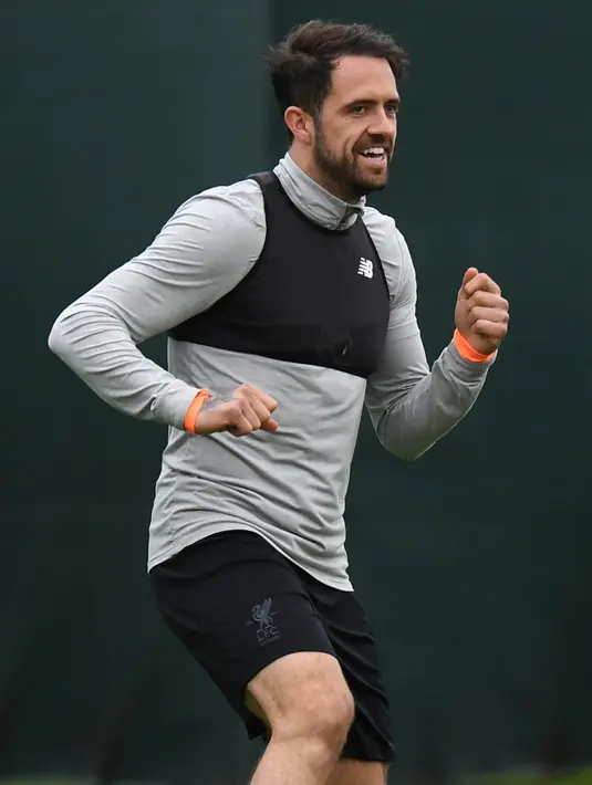 Penyerang Liverpool, Danny Ings melakukan pemanasan saat menghadiri sesi pelatihan di kompleks pelatihan Melwood tim di Liverpool, Inggris, (23/4). Liverpool akan bertanding melawan wakil Italia, AS Roma di stadion Anfield. (AFP Photo/Paul Ellis)
