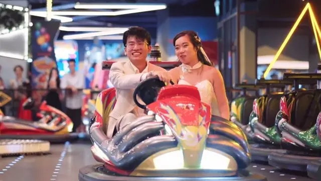 Pasangan Pengantin SingapuraPilih Menikah di Timezone karena Sering Jadi Tempat Kencan Selama Pacaran. (Dok: IG https://www.instagram.com/reel/DCrZHTRyZv4/?igsh=MXRudWttZTAxaXY1)