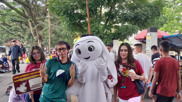Foto: Tak Ketinggalan dari Semarang, Maskot Piala Dunia 2022 La'Eeb Juga Sambangi Kota Kembang
